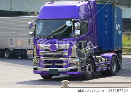 Image of a trailer turning right at an intersection 125197494