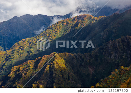 從門內小屋眺望飯豐山脈的紅葉,雲朵緩緩升起 從門內小屋眺望飯豐山脈的紅葉,雲朵緩緩升起 125197890