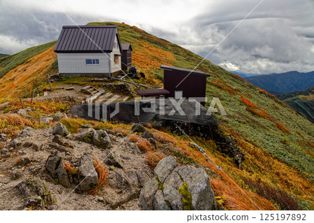 飯豐山脈的紋內山和紋內小屋的紅葉 飯豐山脈的紋內山和紋內小屋的紅葉 125197892
