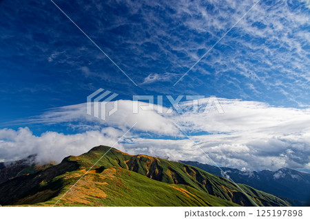 從飯豐山脈的紋內山眺望北又山和秋雲 從飯豐山脈的紋內山眺望北又山和秋雲 125197898
