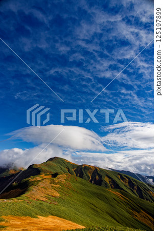 從飯豐山脈的紋內山眺望北又山和秋雲 從飯豐山脈的紋內山眺望北又山和秋雲 125197899