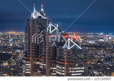 【夜景百選】從東京都廳舍觀景台眺望新宿公園塔 125198067