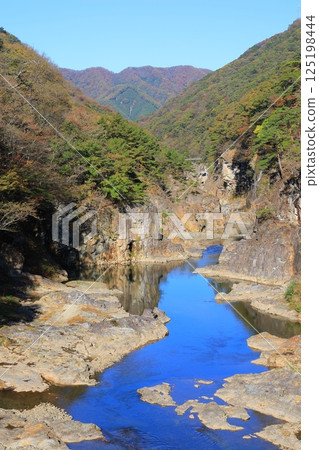 與奇怪的岩石的風景 與奇怪的岩石的風景 125198444