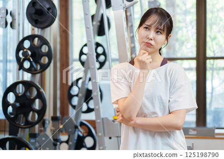 一名女子在健身房思考 125198790