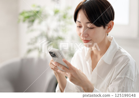 操作智能手機的婦女 125199148