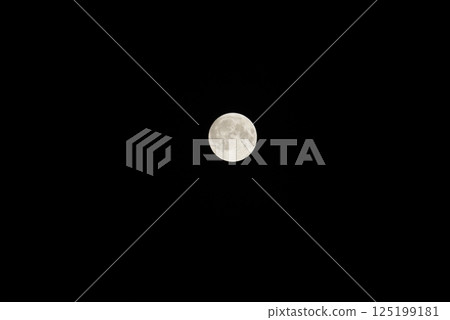 Full moon floating in the night sky Full moon floating in the night sky 125199181