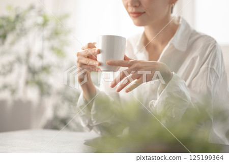 A woman drinking coffee 125199364