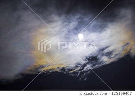 太陽從雲層中出來 太陽從雲層中出來 125199407