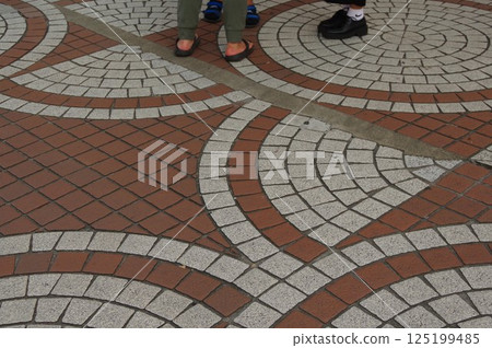 磚瓦圓形鵝卵石 1 125199485