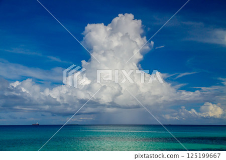 大洋洲和玻里尼西亞島國圖瓦盧首都富納富提環礁豐法萊島上的潟湖和颮雲 大洋洲和玻里尼西亞島國圖瓦盧首都富納富提環礁豐法萊島上的潟湖和颮雲 125199667