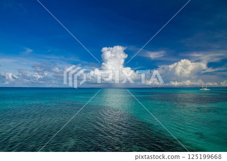 大洋洲和玻里尼西亞島國圖瓦盧首都富納富提環礁豐法萊島上的潟湖和颮雲 大洋洲和玻里尼西亞島國圖瓦盧首都富納富提環礁豐法萊島上的潟湖和颮雲 125199668