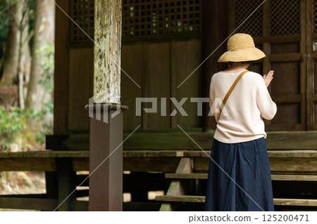 一位中年婦女參觀山寺 一位中年婦女參觀山寺 125200471