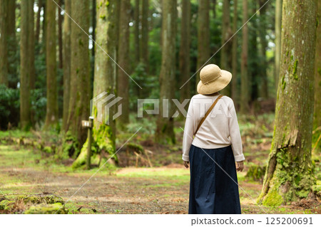 一位中年婦女在深山原始森林中行走 125200691