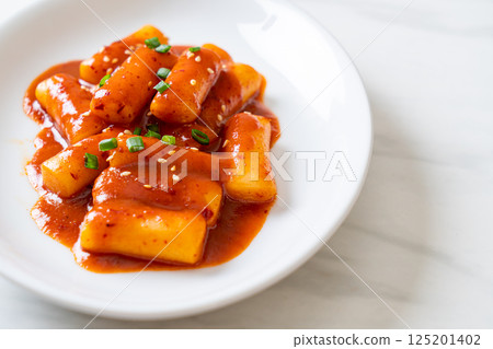 Korean rice cake stick in spicy sauce - Tteokbokki 125201402