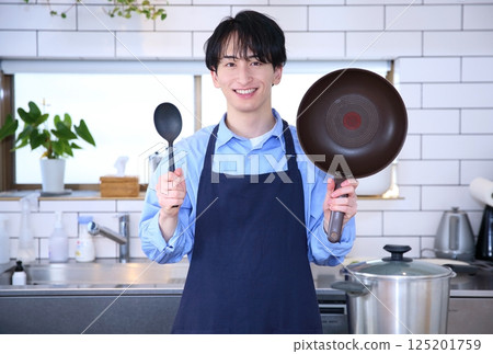 Men's kitchen cooking image Men's kitchen cooking image 125201759