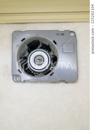 拆卸和清潔過程中的通風風扇 125202104