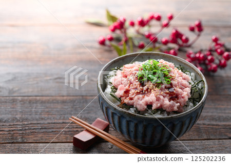 Negitoro rice bowl (seared tuna rice bowl) 125202236
