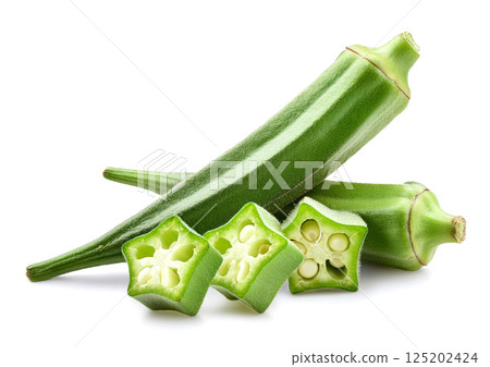 新鮮的秋葵。白色背景。 125202424