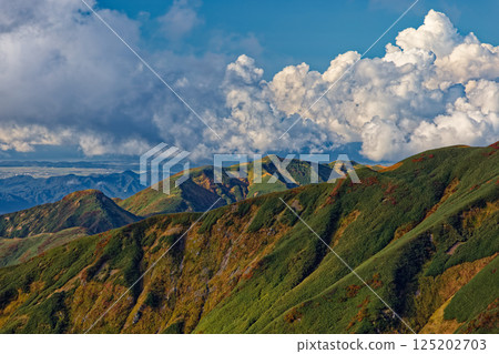 從飯豐山脈的紋內山眺望北側山脊和岩崎山 125202703