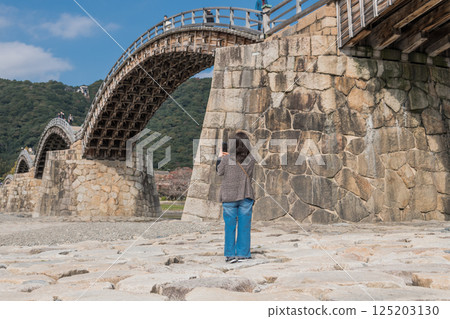 [Kintai Bridge and a woman] 125203130