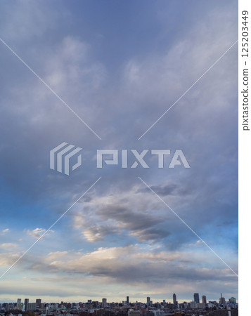 傍晚的天空籠罩著整個城市 125203449