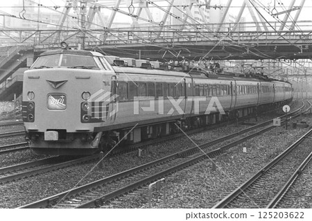 During the JNR era, the Tohoku Main Line, Ueno-Sendai express train, "Hibari" operated by 485 series, Warabi, October 19, 1982 During the JNR era, the Tohoku Main Line, Ueno-Sendai express train, "Hibari" operated by 485 series, Warabi, October 19, 1982 125203622