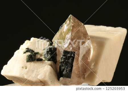 Smoky quartz/microcline/epididymite Smoky quartz/microcline/epididymite 125203953
