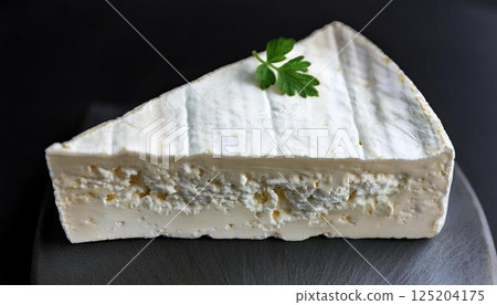 濃鬱順口的凝脂乳酪橫切面 2 濃鬱順口的凝脂乳酪橫切面 2 125204175