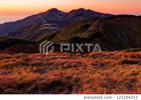 飯豐山脈的大西山上,夕陽西下,通往北又岳的山脊線 飯豐山脈的大西山上,夕陽西下,通往北又岳的山脊線 125204253