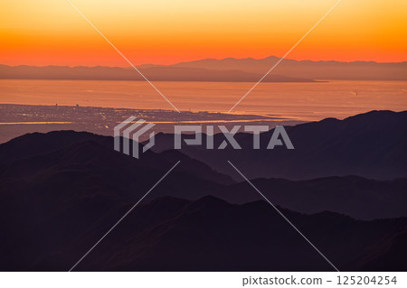 從飯豐山脈的大西山眺望，夕陽下的日本海和佐渡山脈 125204254