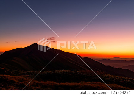 從飯豐山脈的五西山眺望大日山的晚霞 125204255