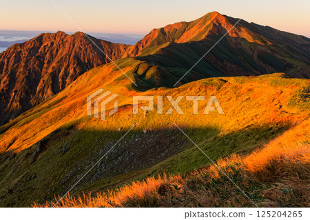 從飯豐山脈的五西山眺望大日山的日出 125204265