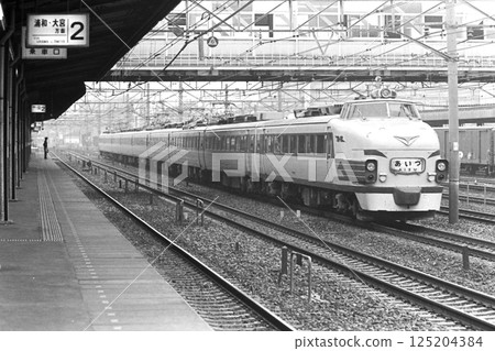 在 JNR 時代，從上野到會津若鬆的特快列車「會津」485 系列，於蕨站運行，1982 年 10 月 19 日 125204384