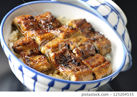 在黑色背景下拍攝的鰻魚飯 125204535