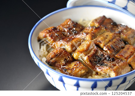 在黑色背景下拍攝的鰻魚飯 125204537