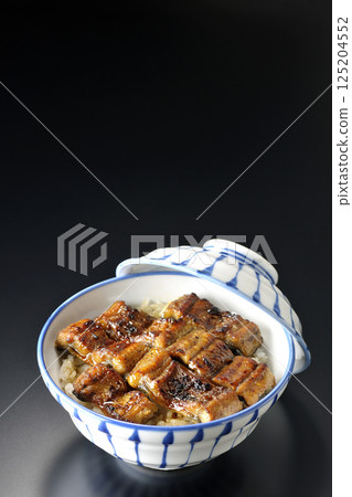 在黑色背景下拍攝的鰻魚飯 在黑色背景下拍攝的鰻魚飯 125204552