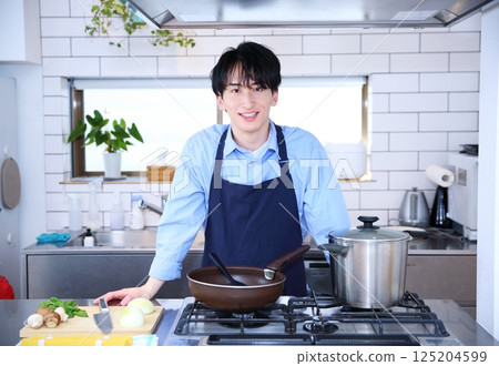 Men's kitchen cooking image Men's kitchen cooking image 125204599