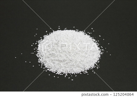 用作食品添加物(防腐劑)的苯甲酸鈉的特寫 用作食品添加物(防腐劑)的苯甲酸鈉的特寫 125204864