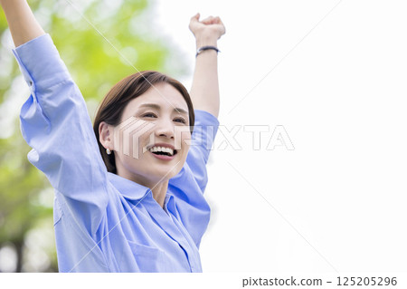 Beauty smiling woman 125205296