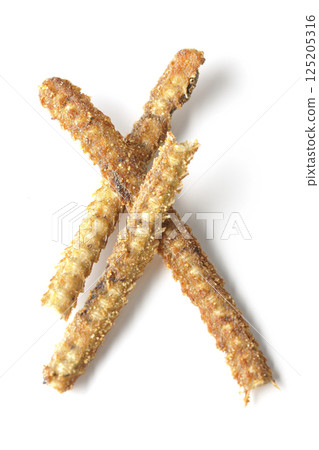 白色背景下拍攝的鰻魚骨米餅 125205316