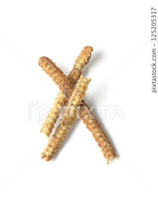 白色背景下拍攝的鰻魚骨米餅 125205317