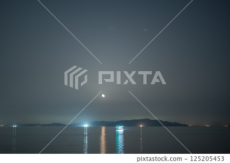 日本岡山縣淺口市寄島町美麗的春季星空 日本岡山縣淺口市寄島町美麗的春季星空 125205453
