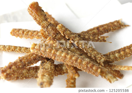 白色背景下拍攝的鰻魚骨米餅 125205586