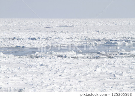 從鉄母本線電車的窗外看到的鄂霍次克海的流冰。流冰物語列車、流冰Norokko列車 125205598