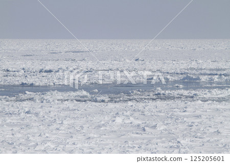 從鉄母本線電車的窗外看到的鄂霍次克海的流冰。流冰物語列車、流冰Norokko列車 從鉄母本線電車的窗外看到的鄂霍次克海的流冰。流冰物語列車、流冰Norokko列車 125205601