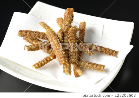 黑色背景下拍攝的鰻魚骨米餅 125205608