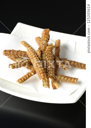 黑色背景下拍攝的鰻魚骨米餅 黑色背景下拍攝的鰻魚骨米餅 125205614