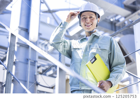 工人們在建築工地工作。照片由東京電子專門學校電波學園提供。 工人們在建築工地工作。照片由東京電子專門學校電波學園提供。 125205753