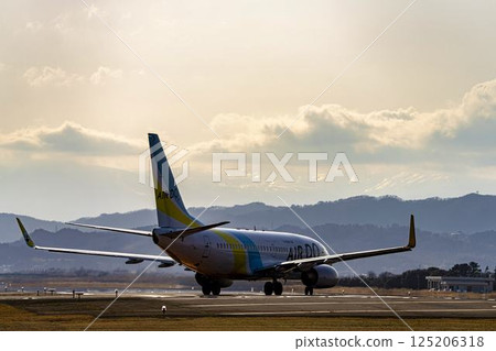 黃昏時分的仙台機場，飛機起飛，宮城縣名取市 125206318