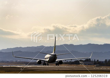 黃昏時分的仙台機場，飛機起飛，宮城縣名取市 125206319